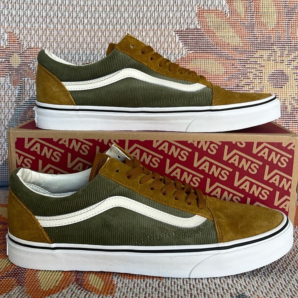 Vans Men’s Old Skool
Mini Cord Green/Brown
VN000ZNIT20A
Sneakers
Corduroy Shoe - Picture 7 of 16